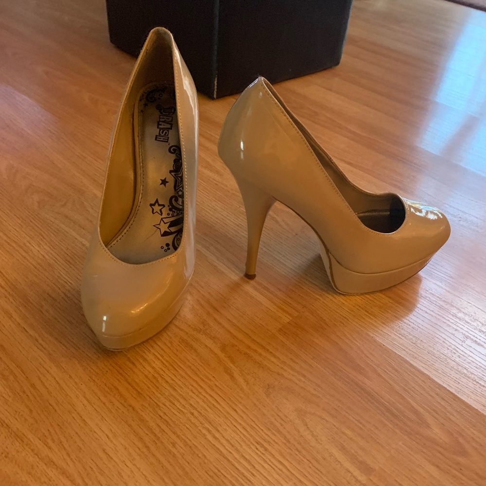 Tan high heel pump size 11. Good condition.
